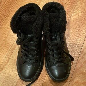 Wore a couple of times. Manmade upper. Hidden heel. Comfortable and very warm.